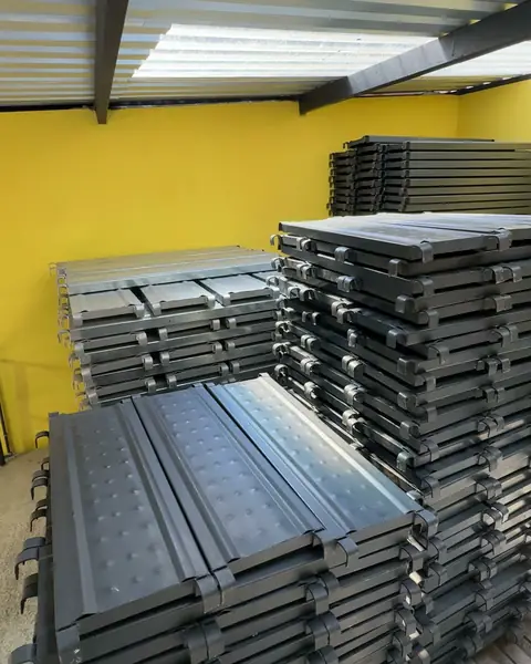 Pranchas metálicas furadas empilhadas sobre paletes